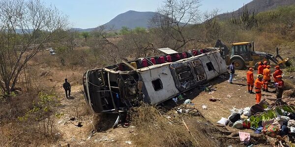 Vuelco de autobús en Brasil deja 15 personas fallecidas | Unicanal