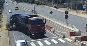 La Nación / Camión perdió el control y su carga en zona de Pedrozo