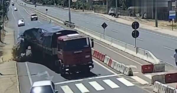 La Nación / Camión perdió el control y su carga en zona de Pedrozo