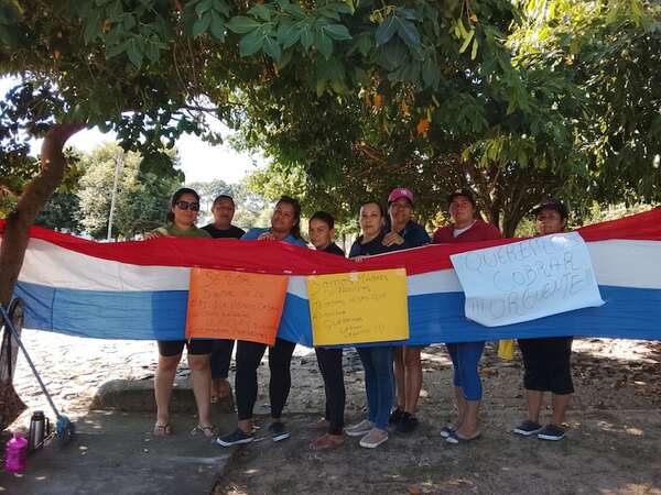 Funcionarias del Hogar de Ancianos de Ayolas reclaman el pago de salarios atrasados - Nacionales - ABC Color