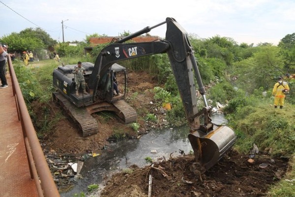 Limpian cauces hídricos para evitar inundación a más de 21.000 familias de barrios populosos de Asunción - ADN Digital