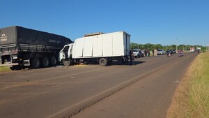 Choque entre camión y furgón en la Ruta PY05 solo deja heridos
