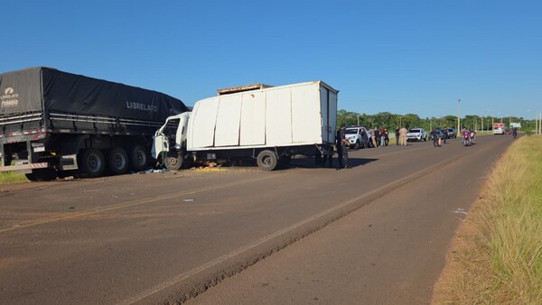 Choque entre camión y furgón en la Ruta PY05 solo deja heridos