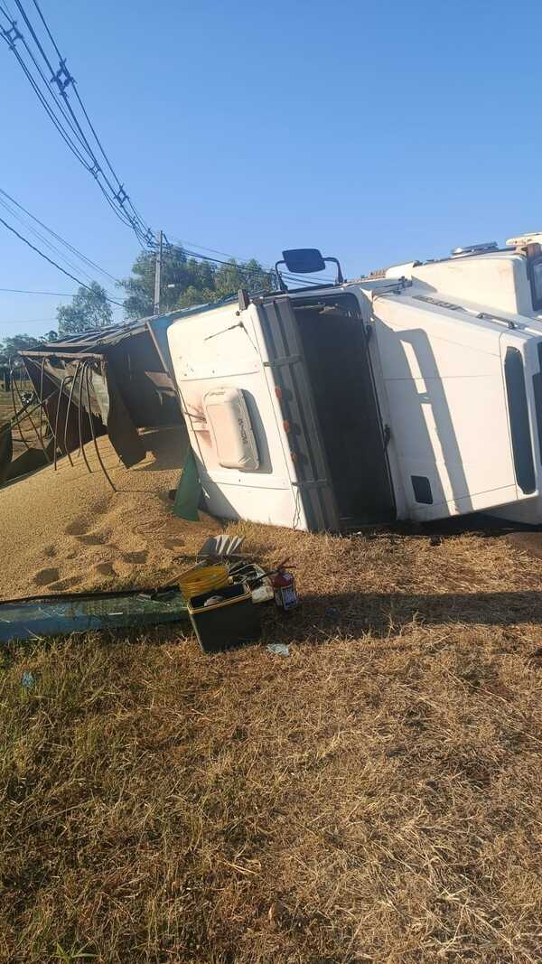 Vuelco de camión de gran porte deja un lesionado y cuantiosos daños materiales