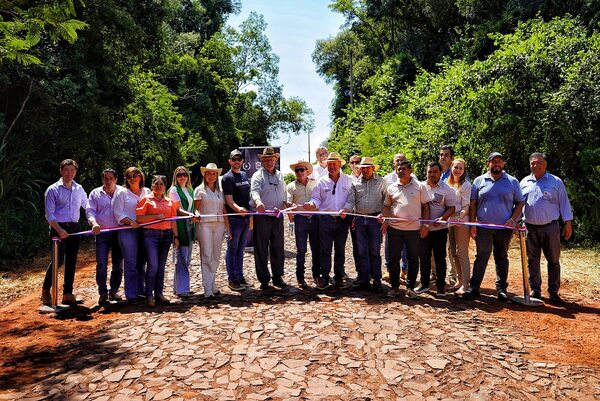 GOBERNACIÓN INAUGURA 520 METROS DE EMPEDRADO EN CAPITÁN MIRANDA