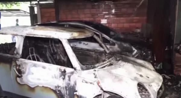 Popular / Okaipaite dos rodados del interior de un garage en Villa Aurelia y el incendio sería intencional.