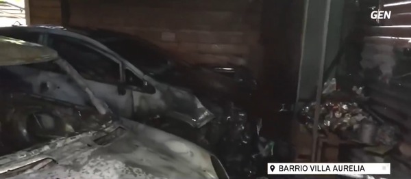 Dos vehículos quedaron inservibles tras incendio en estacionamiento - ADN Digital
