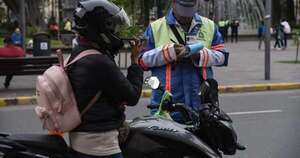 La Nación / Conductor de plataforma revela que mujeres no quieren usar casco por cuestiones de higiene