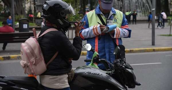 La Nación / Conductor de plataforma revela que mujeres no quieren usar casco por cuestiones de higiene