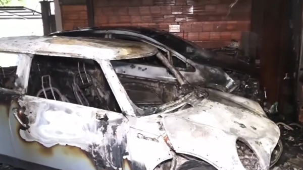 Bomberos controlan incendio provocado de dos vehículos en un inquilinato de Asunción