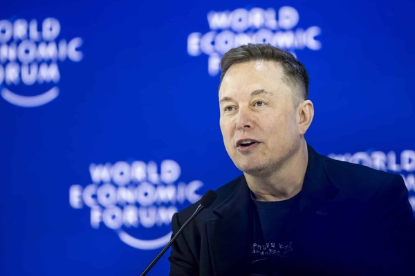 Elon Musk llama "tirano" y "traidor" a Pedro Sánchez