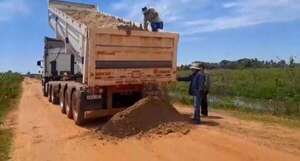 Abandonados por el Estado, pobladores de Potrero Pirú arreglan a pulmón el camino a Pilar - Nacionales - ABC Color