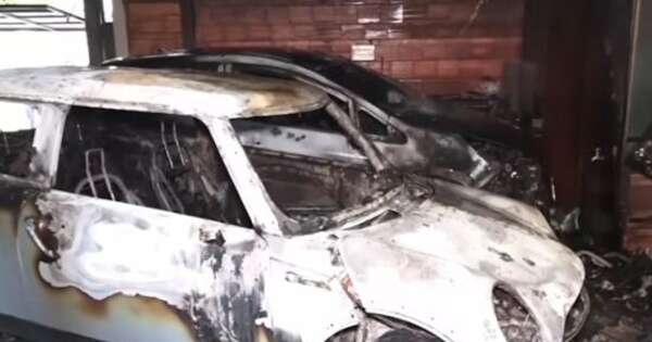 Diario HOY | Incendio consume dos vehículos en edificio de departamentos en Asunción