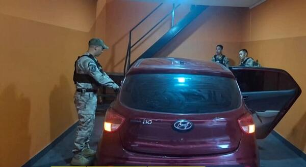 Localizan vehículo robado en un motel tras persecución