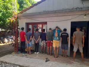 Policía demora a ocho hombres durante operativo preventivo en la Feria Municipal de Encarnación