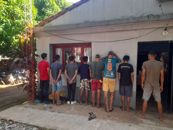 Policía demora a ocho hombres durante operativo preventivo en la Feria Municipal de Encarnación