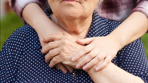 Abuela pide que aceleren los trámites para traer a su nieta de Francia