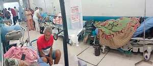 IPS: hacinados, en sillas o improvisadas camillas, enfermos esperan por una cama - Nacionales - ABC Color