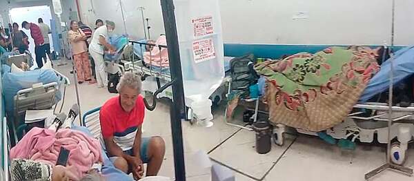 IPS: hacinados, en sillas o improvisadas camillas, enfermos esperan por una cama - Nacionales - ABC Color
