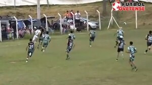 Futbolista empujó al oponente y encontró una extraña manera para salvarse de la gresca