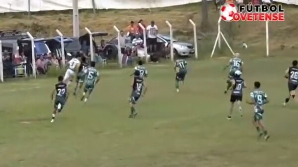 Futbolista empujó al oponente y encontró una extraña manera para salvarse de la gresca