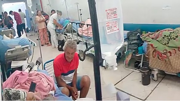 Camillas improvisadas, hacinados y en sillas: enfermos esperan una cama en IPS