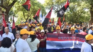 Docentes, enfermeros y médicos se suman a la movilización contra la reforma de la Caja Fiscal