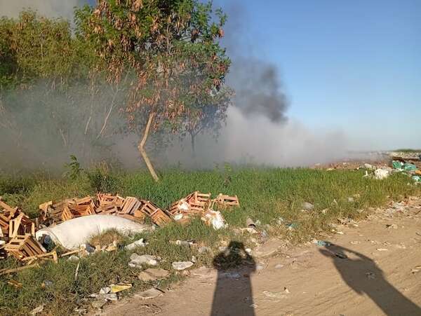 Nuevo incendio en el vertedero de Pilar vuelve a encender la alarma ambiental - Nacionales - ABC Color