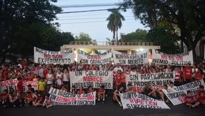 Nueva manifestación masiva contra el director del Colegio Internacional