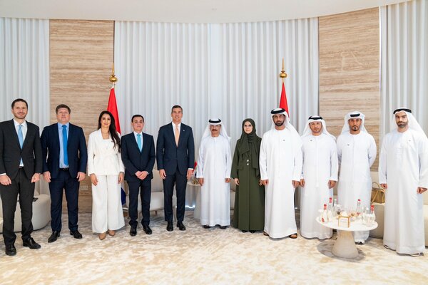 Peña firma acuerdos con EAU para Tren de Cercanías y más