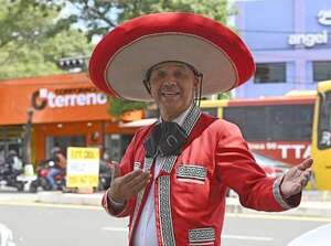 Líder Quiñónez, un mariachi que resiste desde su oficio - Música - ABC Color