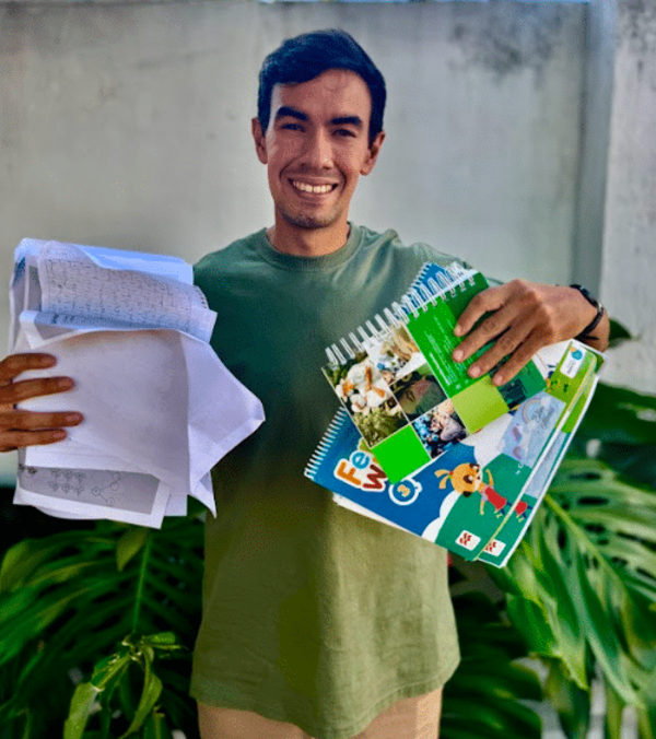 Nicolás Domecq: Reciclando papel por útiles escolares