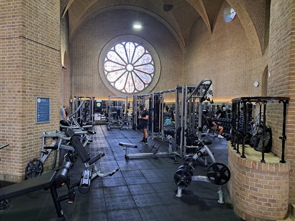 Iglesias convertidas en gimnasios y espacios culturales: el fenómeno que crece por falta de fieles » San Lorenzo PY