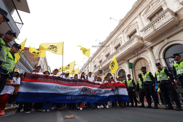 Gremios docentes salen a las calles hoy en todo el país - ADN Digital