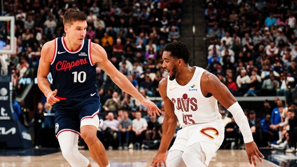 Los Cavs arrasan a la espera de Harden