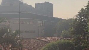 Incendio de pastizales en Villa Hayes provoca intensa humareda que se extiende a Asunción