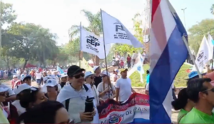 Fuerte manifestación contra las cajas Fiscal y VIP en el centro de Asunción