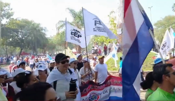 Fuerte manifestación contra las cajas Fiscal y VIP en el centro de Asunción