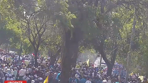 Policía reprime a docentes manifestados en microcentro de Asunción