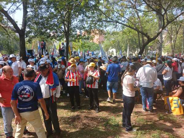 Docentes y personal de blanco se manifiestan contra la reforma de la Caja Fiscal - La Tribuna