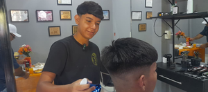 Adolescente emprendedor inaugura su barbería el día de su cumpleaños número 15