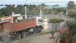Mujer muere al caer de una moto y ser arrollada por un camión