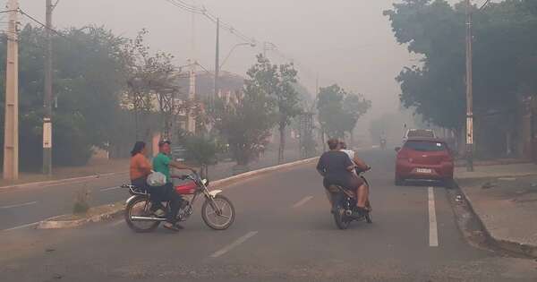 La Nación / Bomberos luchan para controlar incendio por quema de pastizales en Presidente Hayes
