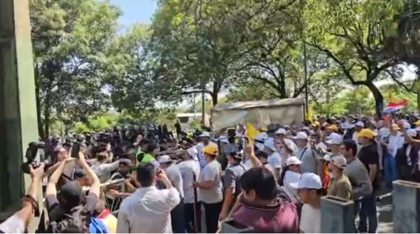 Disturbios frente al Congreso con balines y gas pimienta