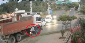 Acompañante de moto muere arrollada por un camión - trece