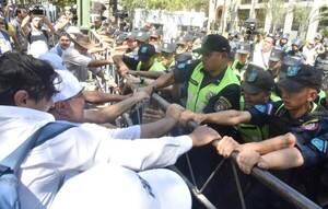 Policía reprime a manifestantes en la Plaza de Armas •