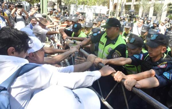 Policía reprime a manifestantes en la Plaza de Armas •