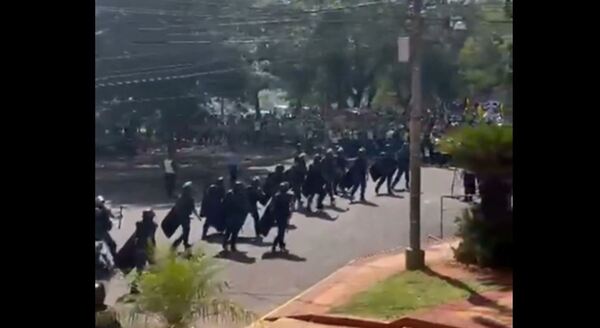 Reportan disturbios entre manifestantes y policías en zona del Congreso