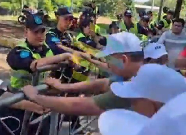 Forcejeos y gases en manifestación de docentes liderada por la FEP - ADN Digital