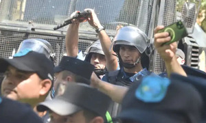 Violenta represión policial contra docentes manifestantes en Asunción - OviedoPress